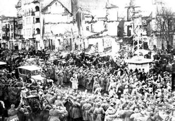 Kriegsschauplatz Ostpreußen/Masuren 1915: Truppenbesuch Kaiser Wilhelms II. in der zerstörten Stadt Lyck (polnisch Elk), Masurische Seenplatte
