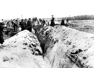 Infanterie im Ersten Weltkrieg: Deutsche Soldaten beim Ausheben von Schützengräben (Ostfront, Polen)