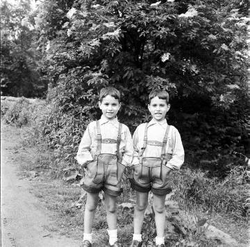 Zwillinge mit kurzen Lederhosen aus der Kollektion einer Ledermodenfabrik