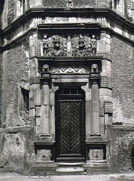 Schloss Barntrup, reliefverziertes Eingangsportal des polygonalen Eckturmes