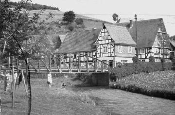 Haus Mues an der Lennebrücke und Haus Sternberg ("Köss"), später Fabrikbesitzer Gebr. Schulte