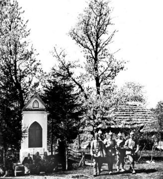 Infanterie im Ersten Weltkrieg: Deutsche Patrouille durchquert ein Dorf in der Bukowina (Region im heutigen Rumänien und der Ukraine) ca. 1915