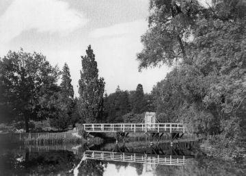 Schloss Overhagen: Holzbrücke im Schlosspark, um 1930?