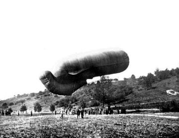 Kriegsschauplatz Frankreich ca. 1916: Von deutschen Soldaten erbeuteter französischer Fesselballon