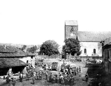 Kriegsschauplatz Frankreich ca. 1916: Deutsche Munitionskolonne auf dem Kirchplatz von Grand-Failly, Ostfrankreich (bis 1915 Lothringen)