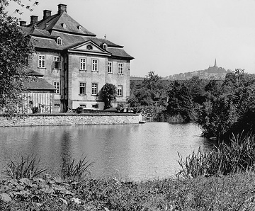 Schloss Körtlinghausen, Teilansicht mit Gräfte: Erbaut 1716-43 nach Plänen von Justus von Wehmer, seit 1830 Familiensitz der Freiherrn von Fürstenberg