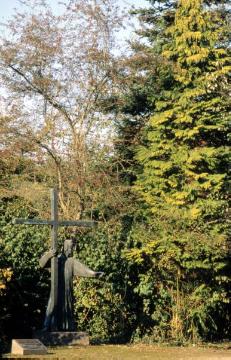 Kreuzwegstation: Eine von 12 Bronzeplastiken zur Passions Christi auf einem 1 km langen Rundweg im Emsauenpark, entworfen 1960-1975 von Heinz-Gerd Bückert