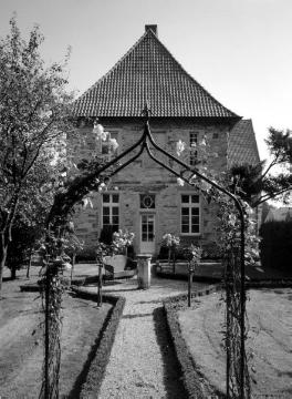 Merveldter Hof: Barockgarten mit Sonnenuhr - ehemaliger Burgmannshof, erbaut 1561