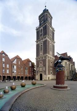 Kath. Pfarrkirche St. Lamberti: Turmansicht mit Marktplatz