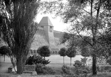Die Möhnetalsperre - landseitige Ansicht der Staumauer mit Parkanlage, erbaut 1908-1912, Länge 650 Meter, Architekt: Franz Brantzky, Köln, eingeweiht am Juli 1913 - undatiert, um 1930?