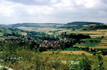 Die Ortschaft Lütmarsen mit Blick in das Oberwälder Land