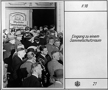 Luftschutz 1933: Menschenmenge vor dem Eingang zu einem öffentlichen Sammelschutzraum
