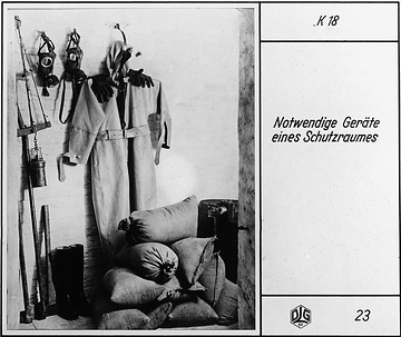 Luftschutz 1933: Ausstattung eines Schutzraumes mit Gasmasken, Schutzanzügen und Geräten