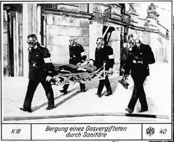 Luftschutz 1933: Bergung eines Gasverletzten durch Sanitäter (Übung)