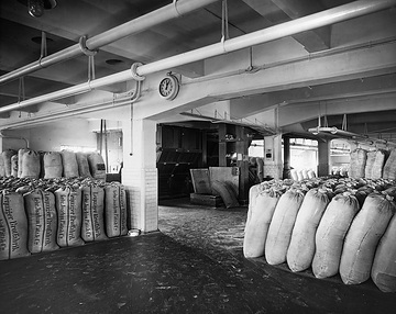 Brotfabrik: Blick in das Mehllager