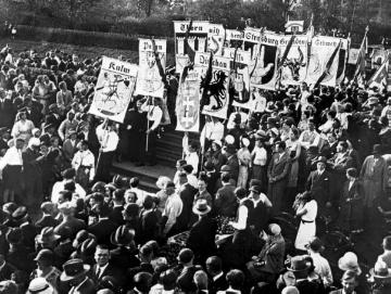 Weimarer Republik: "Verein für das Deutschtum im Auslande" (VDA)- Aufmarsch in Elbing 1932