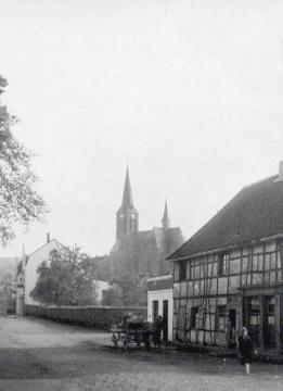 Straßenansicht mit Kirche in Kupferdreh, um 1930?