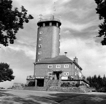 Aussichtsturm auf der Hohen Bracht (582 m) südlich von Altenhundem, erbaut 1930