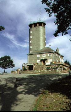 Aussichtsturm auf der Hohen Bracht (582 m) südlich von Altenhundem, erbaut 1930