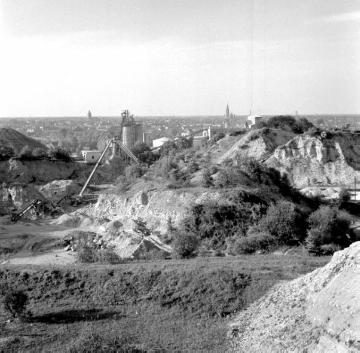 Kalkteinbruch und Kalkwerk mit Blick auf die Stadt