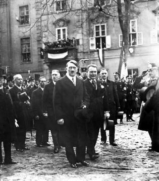 "Tag von Potsdam": Adolf Hitler und Parteigefolge auf dem Weg zur Festveranstaltung in der Garnisonkirche anläßlich der Eröffnung des am 5. März 1933 gewählten neuen Reichstages (Aufnahmedatum 21.3.1933)