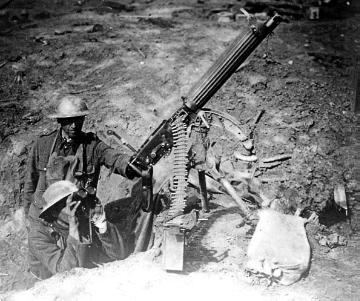 Kriegsschauplatz Cambrai (Frankreich) 1917: Englische Soldaten mit Flugabwehrmaschinengewehr