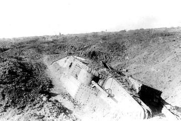 Kriegsschauplatz Cambrai (Frankreich) 1917: Verschütteter englischer Panzer