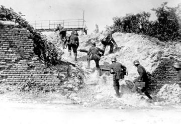 Kriegsschauplatz Cambrai (Frankreich) 1917: Deutsche Infanterie bringt Maschinengewehre in Stellung