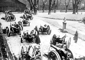 Kriegsschauplatz Cambrai (Frankreich) 1917: Erbeutete englische Geschütze in Cambrai