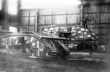 Kriegsschauplatz Cambrai (Frankreich) 1917: Erbeutete englische Panzer in deutscher Verwendung