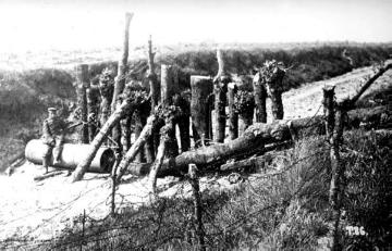 Kriegsschauplatz Frankreich 1917: Deutsche Straßensperre zur Verzögerung des feindlichen Angriffs
