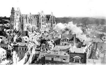 Kriegsschauplatz Frankreich 1917: Saint-Quentin, gotische Kathedrale aus dem 12.-15. Jh. nach dem Beschuss durch englische Artillerie