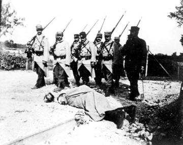 Kriegsschauplatz Frankreich 1917: Französisches Erschießungskommando nach der Hinrichtung eines deutschen Soldaten