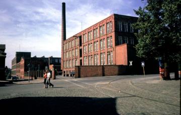 Werksgebäude einer Textilfabrik am Ufer der Ems, torseitige Ansicht