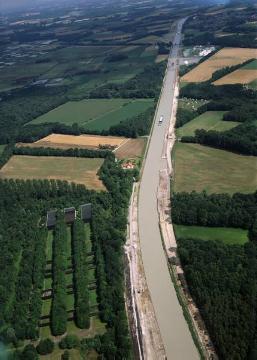 Der Dortmund-Ems-Kanal zwischen Münster-Coerde und -Gelmer, im Westen das Naturschutzgebiet (NSG) Gelmerheide