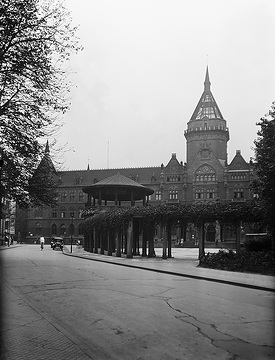 Die Oberpostdirektion (erbaut 1892-1895) mit Vorplatz