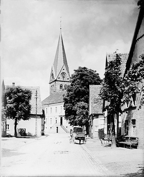 Straßenzug mit Rathaus und St. Marien-Kirche in Steinheim