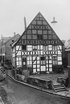 Fachwerkhaus mit Andreaskreuzen in den Gefachen (altes Pfarrhaus)