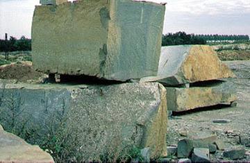 Gesteinsblöcke aus Grünsandstein in einem Steinbruch nördlich von Anröchte
