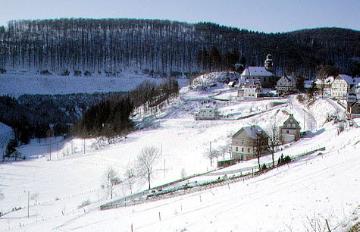 Der verschneite Luftkurort Nordenau im Hochsauerland