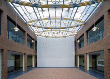 Westfälische Schule für Gehörlose und Sehbehinderte, Bröderichweg: Innenhof mit Glasdach