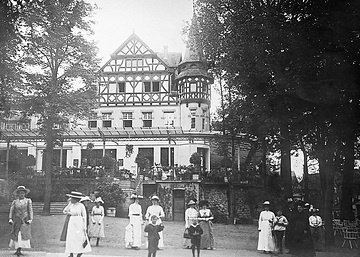 Kurgäste  in Sonntagsgarderobe vor dem Kurhaus, um 1910?
