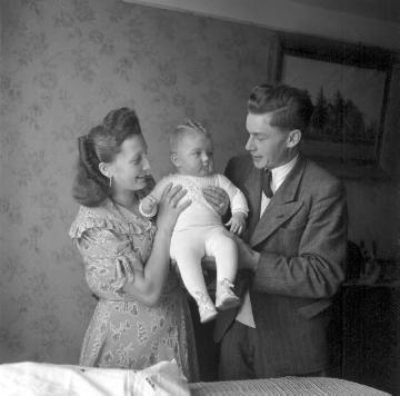 Familie Hetkamp, Venneken, junge Eltern mit ihrem Kleinkind