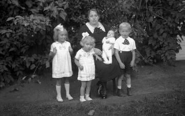Frau Albert Kösters mit ihren Kindern