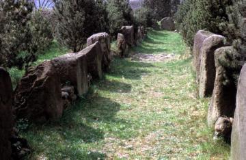 Megalithgräber aus der Zeit um 2000 v. Chr. mit etwa 200 Grabstätten und 800 Gefäßbeigaben, entdeckt 1927