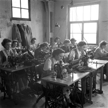 Lederverarbeitung: Näherinnen bei der Arbeit
