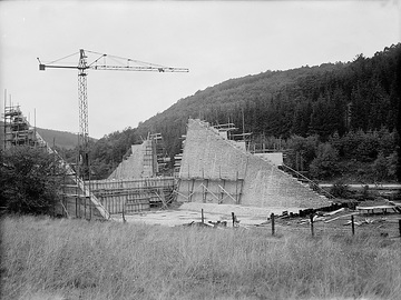 Versetalsperre, Baubeginn: Errichtung der Brücke im Talabschnitt Steinbachsverse. Undatiert. Bau der Versetalsperre in verschiedenen Bauabschnitten zwischen 1929 und 1952.