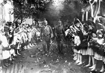 Geburtstag Paul von Hindenburgs am 2. Oktober 1917 während des Ersten Weltkriegs: Gratulantenspalier aus jubelnden Kindern an seinem Hauptquartier in Bad Kreuznach