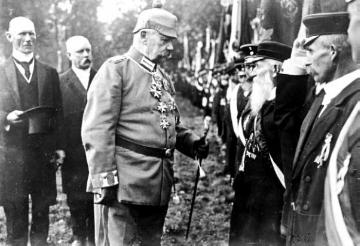 Geburtstag Paul von Hindenburgs am 2. Oktober 1917 während des Ersten Weltkriegs: Hindenburg begrüßt Kriegsveteranen an seinem Hauptquartier in Bad Kreuznach
