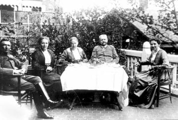 Geburtstag Paul von Hindenburgs am 2. Oktober 1917 während des Ersten Weltkriegs: Hindenburg mit Familie in Bad Kreuznach (Standort seines Hauptquaratiers)